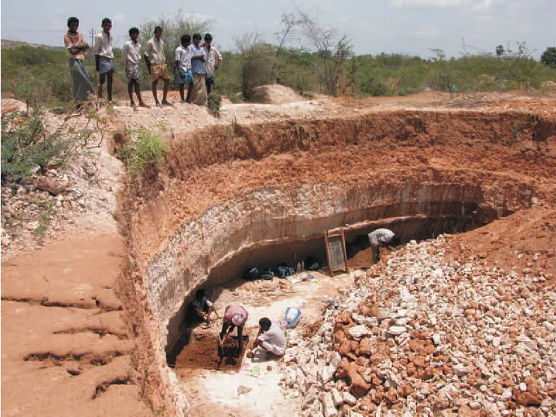 The white volcanic ash under the layers of soil at Jwalapuram | Image Courtesy: Ravi Korisettar